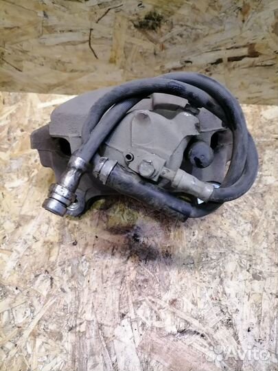 Суппорт передний правый Volkswagen Passat B7