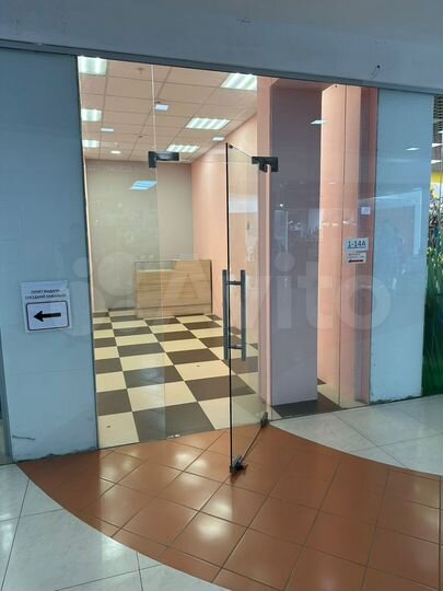 Помещение на первом этаже ТЦ у входа 19 м²