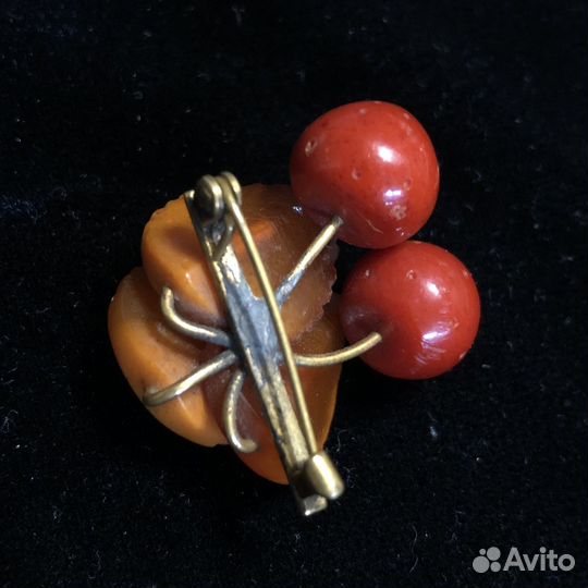Брошь клубника янтарь