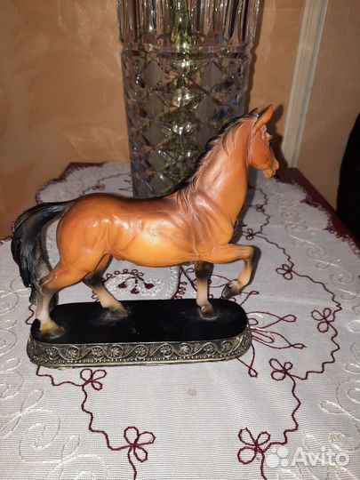 Статуэтка конь