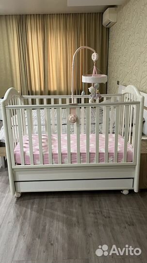 Детская кроватка с продольным маятником