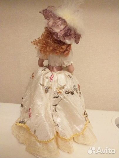 Фарфоровая кукла