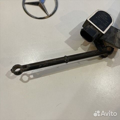 Датчик уровня кузова левый Мерседес w204 GLk