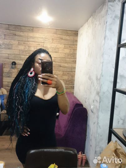 Модель на афрокосы, дреды, афронаращивание