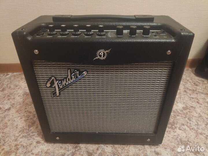 Комбоусилитель (комбик) Fender Mustang 1 (v2)