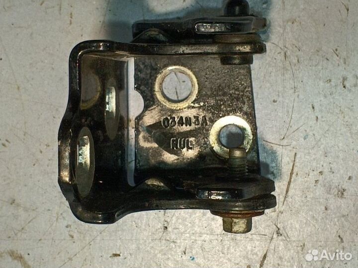 Петля двери задней левой Cadillac Escalade GMT900