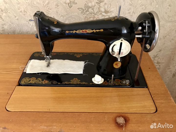 Швейная машина со столом СССР