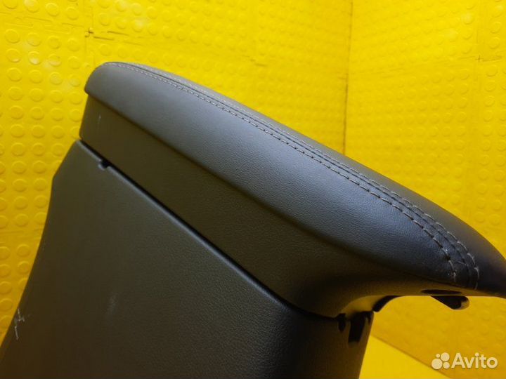 Б/У подлокотник Есть царапины, оригиналnnУ нас