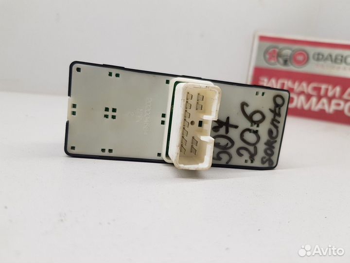 Кнопка стеклоподъемника передняя правая