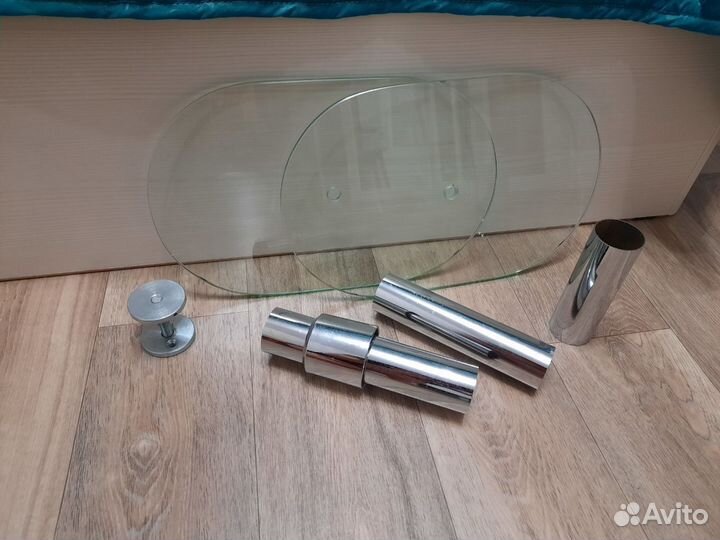 Стеллаж со стеклянными полками