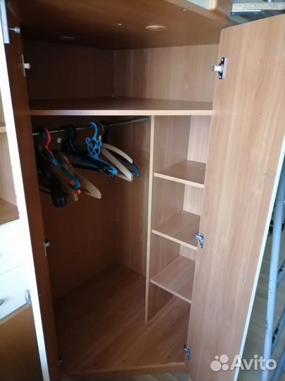 Кровать чердак со столом и шкафом