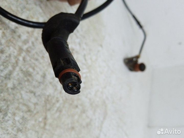 Датчик ABS передний