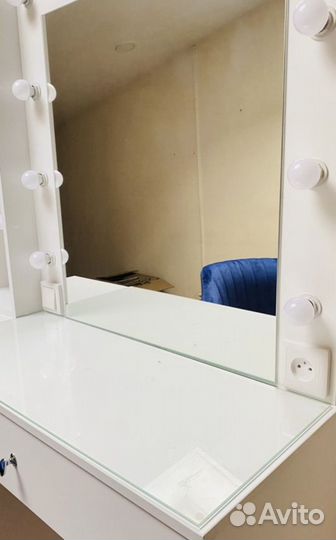 Туалетный столик с зеркалом и подсветкой