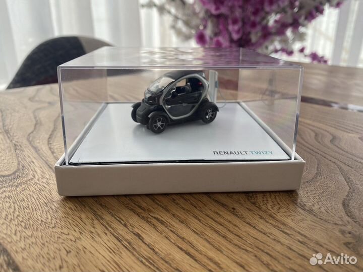 Модель Renault twizy 1:43 и renault logan
