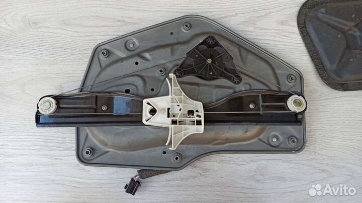 Стеклоподъёмник двери задней правой Skoda superb 2