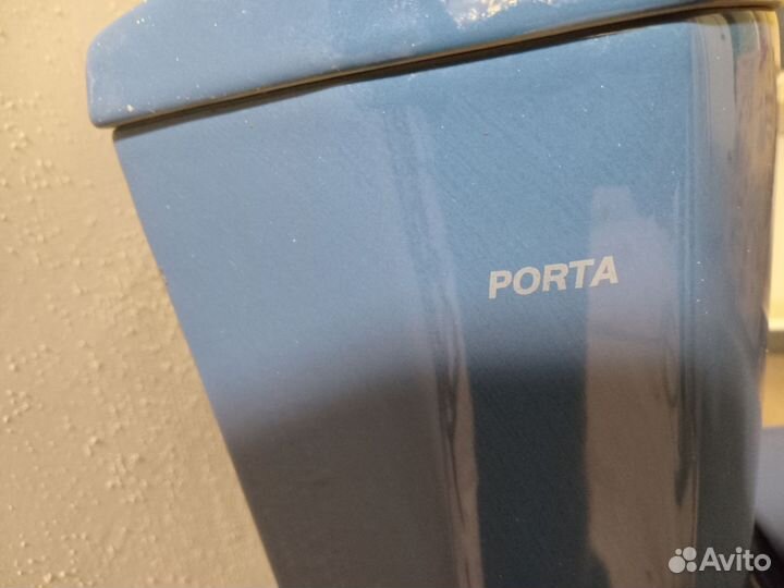 Унитаз и раковина синего цвета