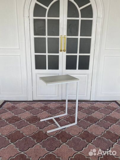 Столик приставной