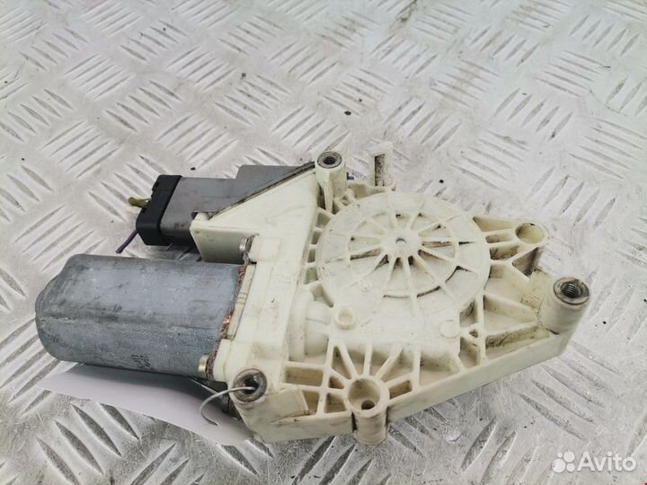 Моторчик заднего стеклоочистителя (дворника)