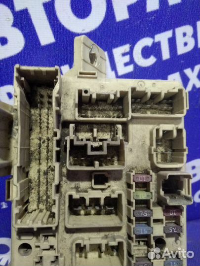 Блок предохранителей салона Toyota Avensis седан