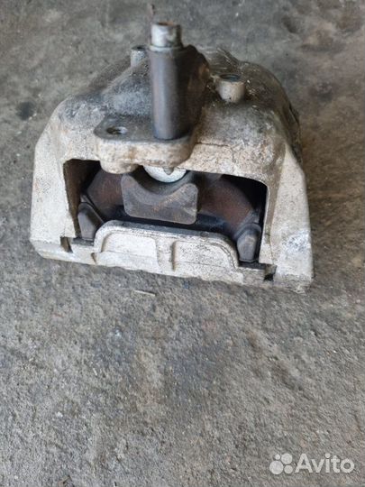 Опора двигателя прав. Volkswagen Golf