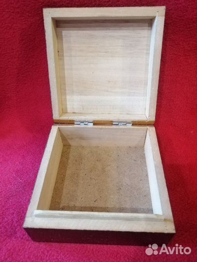 Деревянная резная шкатулка