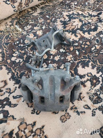 Nissan Infiniti суппорт передний правый