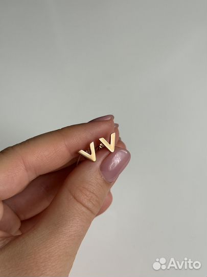 Серьги V золотые
