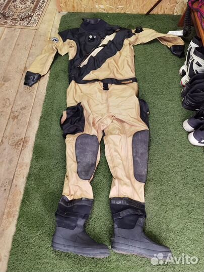 Сухой гидрокостюм для дайвинга