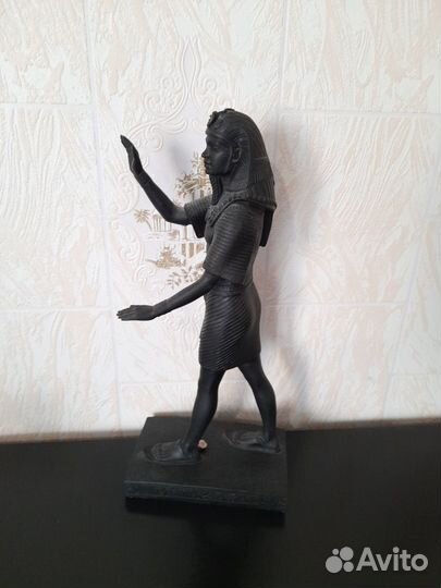 Статуэтка фараона из Египта