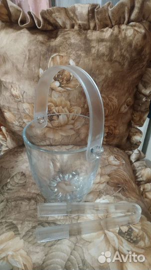 Емкость ввиде ведерки для льда, с щипцами