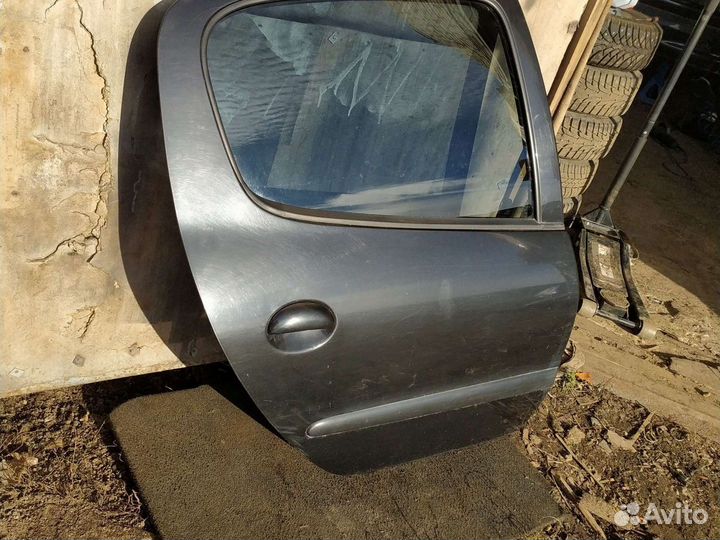 Задняя правая дверь peugeot 206