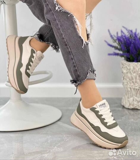 Кроссовки женские