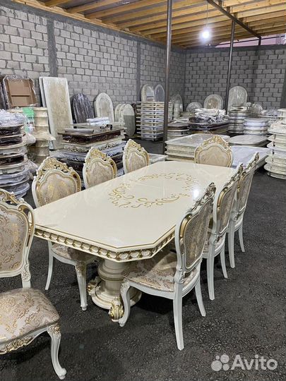 Стол и стулья