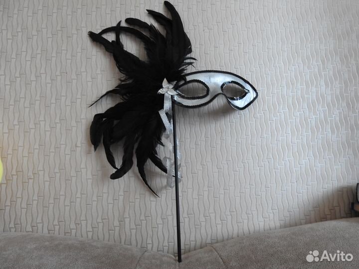 Маска в венецианском стиле с перьями