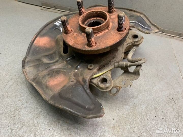 Поворотный кулак передний правый Toyota Avensis