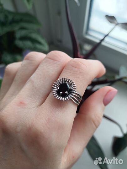 Серебряное кольцо с гранатом