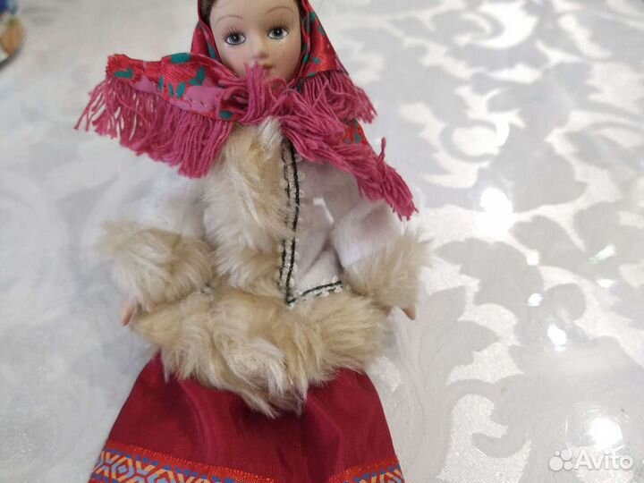 Кукла фарфоровая