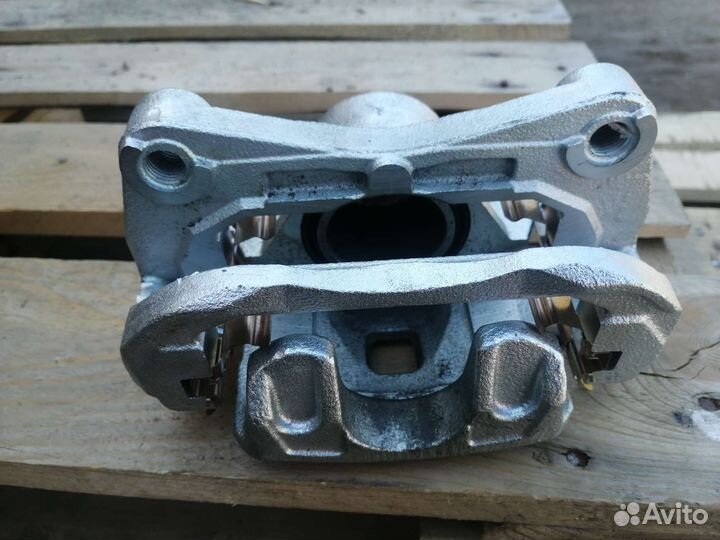 Суппорт передний правый Nissan teana J31