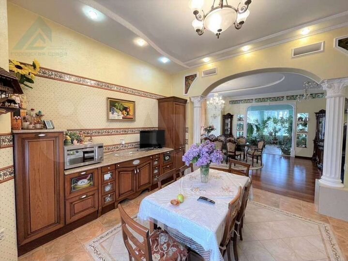 Дом 535 м² на участке 11,1 сот.