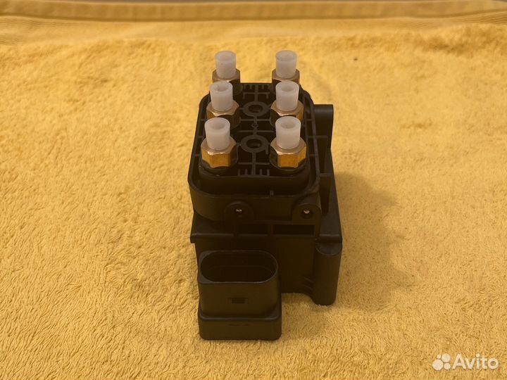 Блок клапанов пневмоподвески Ауди Q7 VW Porsche