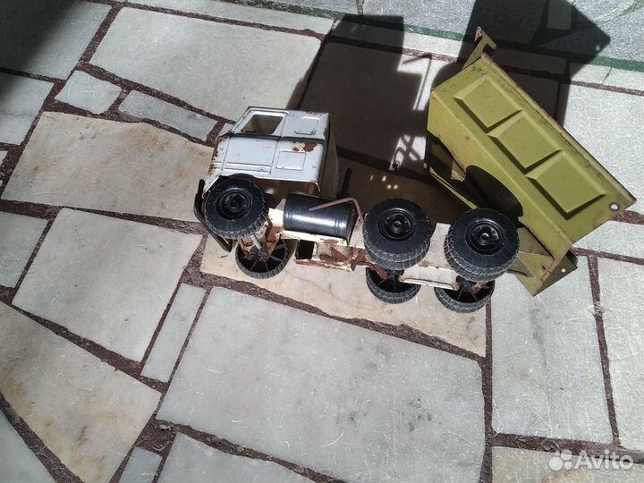 Металлическая машинка из 90-х