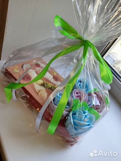 Подарок, коробка конфет с цветами