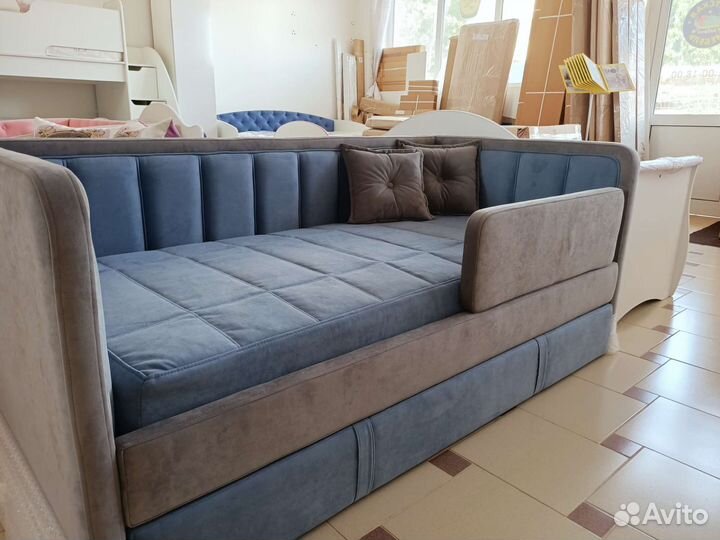 Детская кровать с мягкой спинкой