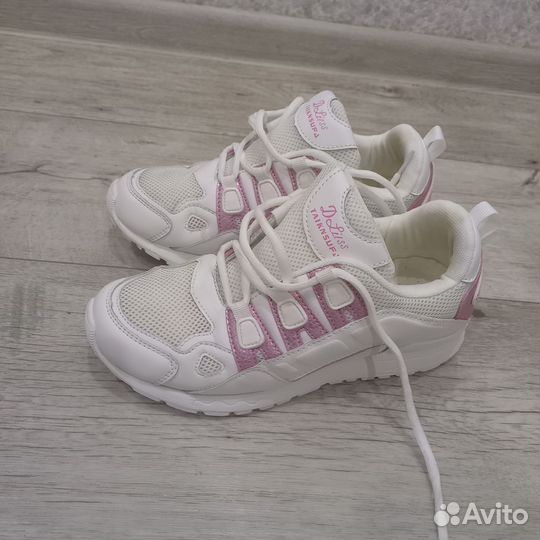 Кроссовки женские