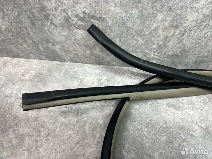 Уплотнитель дверного проема задний правый Toyota