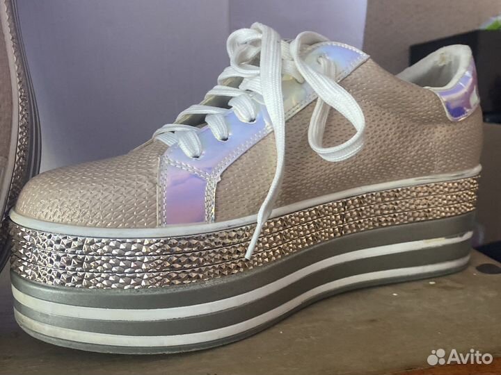 Кроссовки женские