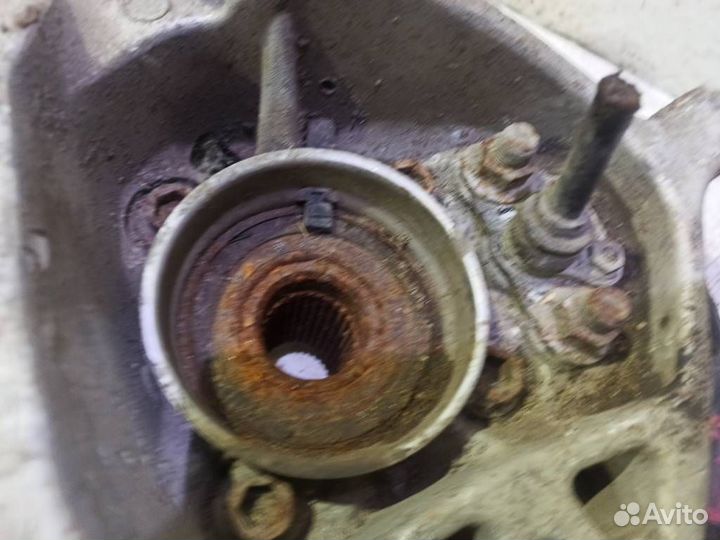 Кулак задний левый Тойота