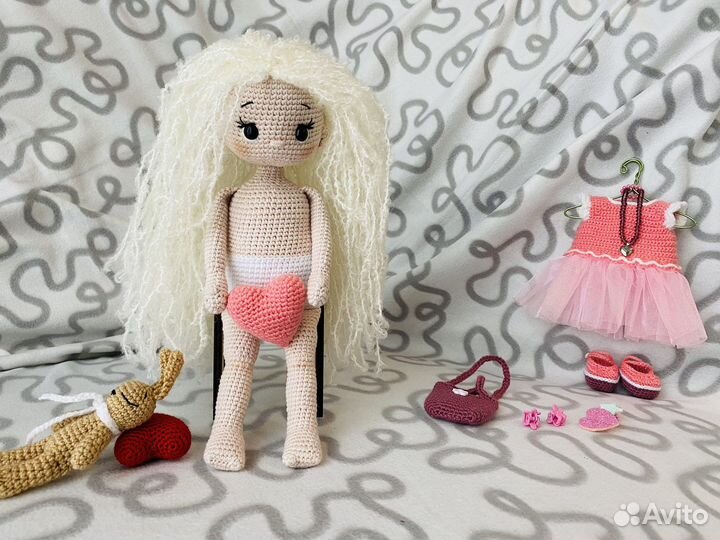 Вязаная кукла ручной работы