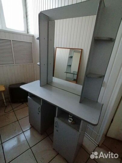 Зеркало кресло стол