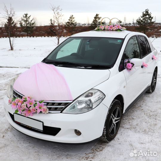 Украшение на машину авто бело-розовое